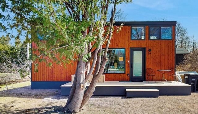 Relaxing spa-like tiny house w/hot tub, sauna, beach access, dog-friendly
