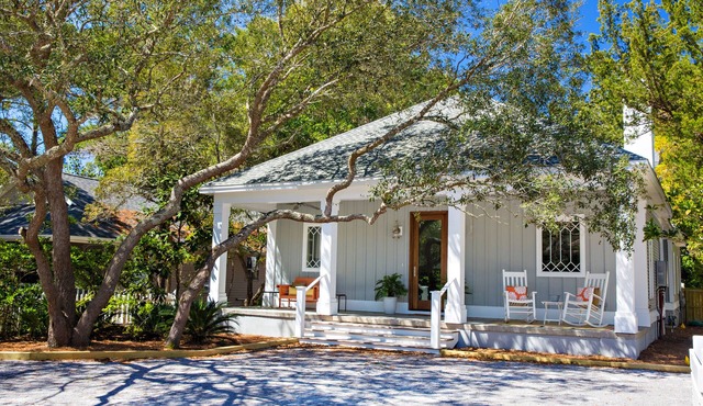 Remodeled +5 min to PUBLIC BEACH +Heated Pool +Bikes +3 bedrooms on 1st floor