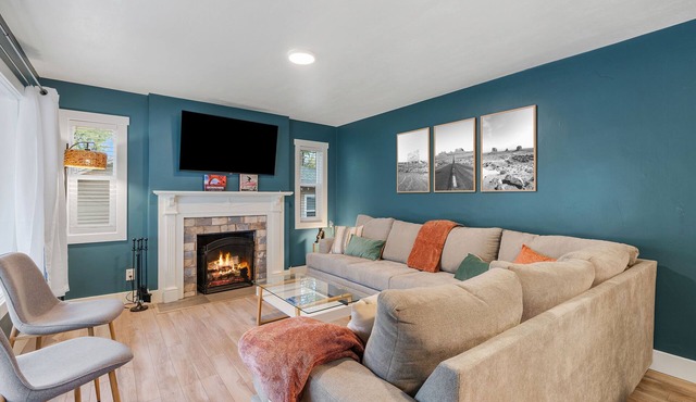 Remodeled, HotTub, Firepit, KingBeds, Foosball, Yoga Mats, HugeBackyard, Central