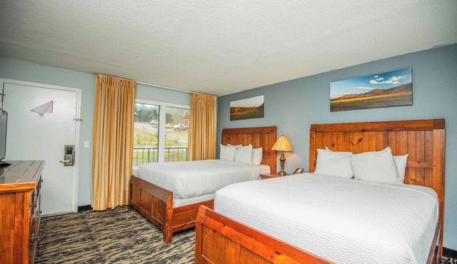 Renovated 2 Queen Suite
