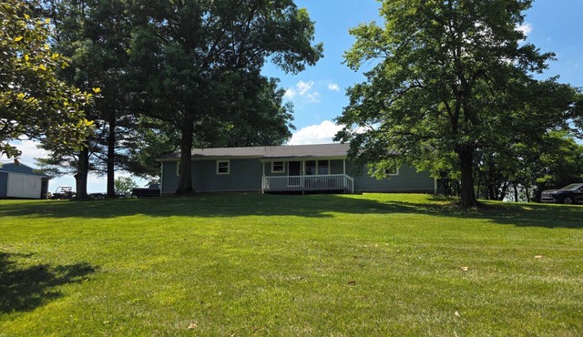 Rolling hills country retreat in charming Paris. Pets welcome