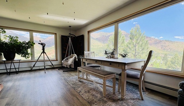 Romantic Getaway; Private Hot Tub, Mt Views & Art