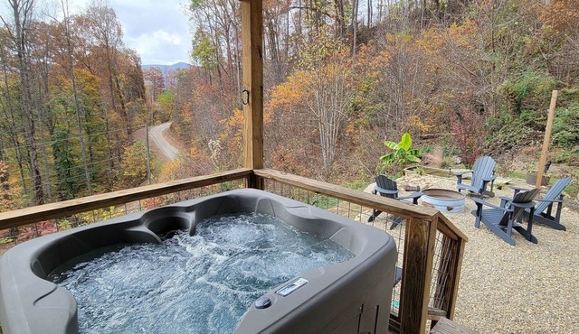 Romantic Getaway! Hot Tub & Mountain Views, King Bed