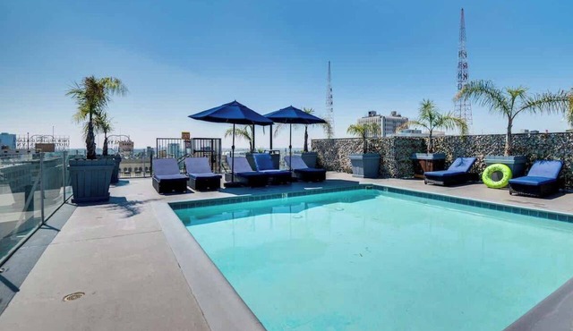 Rooftop Pool & Hot Tub in Heart of DTLA