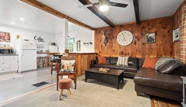 Rustic Cabin Getaway Close to Everything Fun!