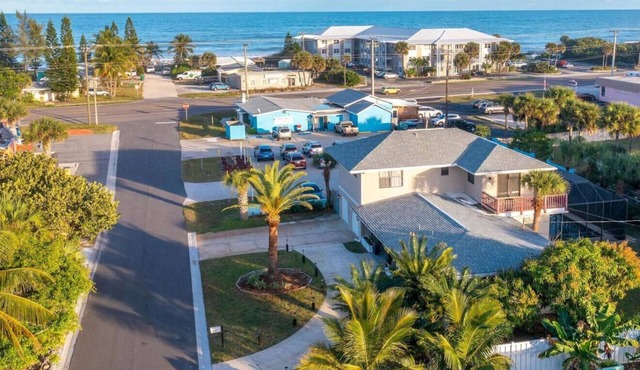SAND CASTLE: Big beach house. Walk to Beach. Heated Pool in screened pool house.