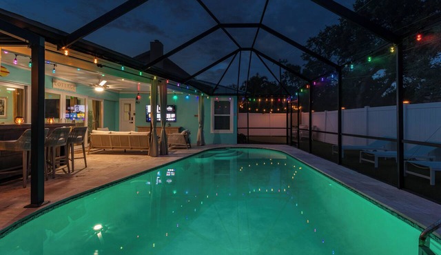 Sea Spray Cove: Beachside 3-Hole Golf Retreat in Palm Beach Gardens. EV Charger