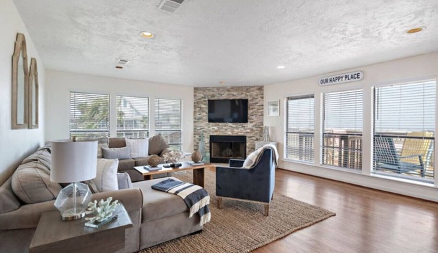 Secluded Beachfront House w/Gorgeous Water Views