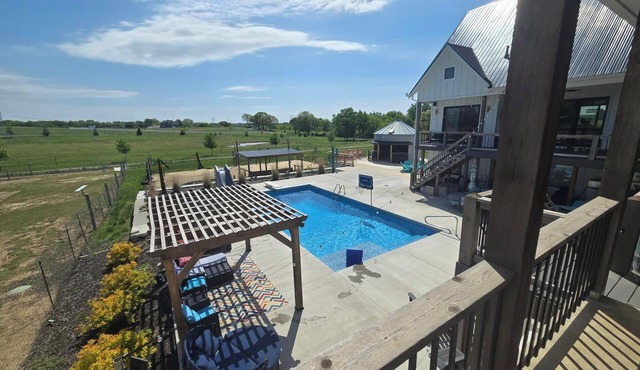 Secluded gated oasis w/luxury, animals and amenities close to local attractions