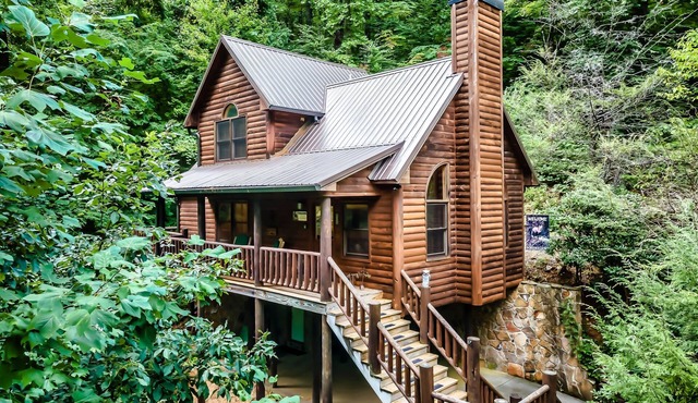 🌞SECLUDED PARADISE🌞 New HOT TUB! Close to GSM/PF/GB🌲