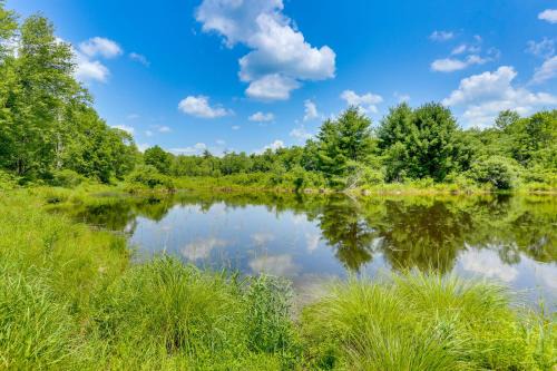 Secluded Poconos Cabin: 75 Acres & Fire Pit!