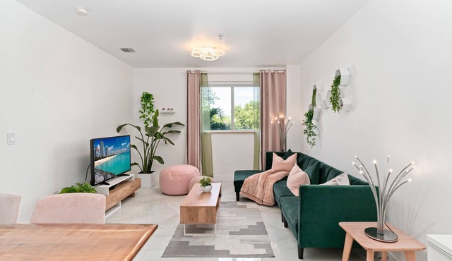 Self Check In, Free Parking , Pet Friendly Smart TV's, Desk ,Fast WIFI