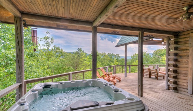 Serene Mountain Views: Pet-Friendly Retreat with Hot Tub