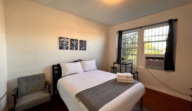 Serene studio with AC in charming Los Angeles neighborhood