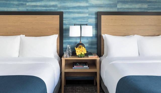 Serene Two Queens, Caza, Steps from Waterfront, Chic Room