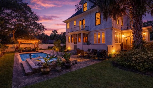 Sleeps 15 Historic Mansion w/Pool Near UF