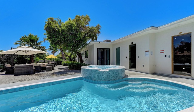 Soothing 6-bedroom house with Pool and Heated Spa in vibrant Las Vegas