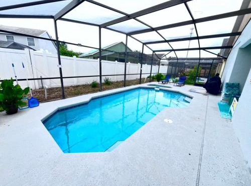 Spacious 2 en-suite BR, pool & spa retreat