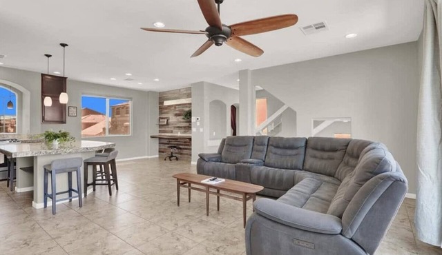 Spacious 3BR+Den Retreat w/Yard + Pool Table