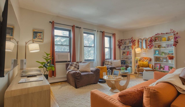Spacious 3BR in Flatbush w/King Bed, 2 Queens, Fast Wifi, A/C