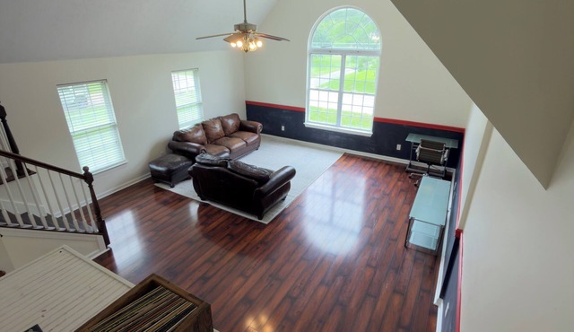Spacious 4-bedroom+Den. 12 min from Airport 20 min fromDowntown