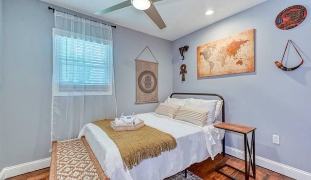 Spacious 4-bedroom house in beautiful Atlanta with AC, WiFi -10min from airport