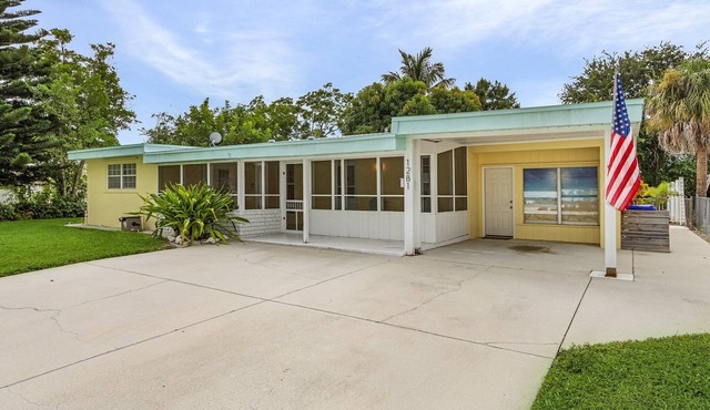 Spacious 4-bedroom Lake Park house near beaches & downtown. Small Dog Friendly!