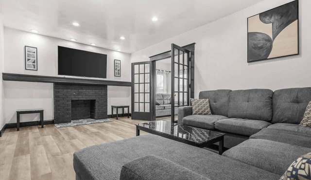 Spacious 8-bedroom home in Niagara Falls Perfect for groups!