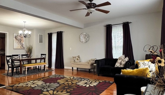 Spacious Baltimore Charm- Perfect for Families and Large Groups in Baltimore