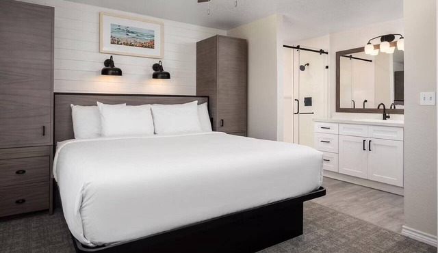 Spacious Beach Resort Stay w/Full Kitchen, Dining & Sports Courts!