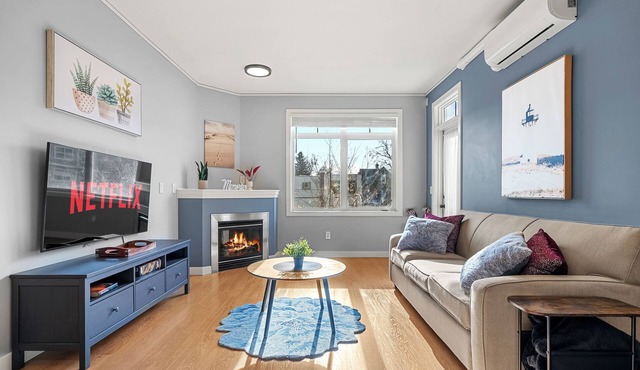 Spacious Downtown River Condo, AC, Underground Parking. Saddledome & Stampede in Calgary