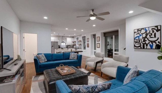 Spacious Elegant townhome near Melrose with easy access to local attractions