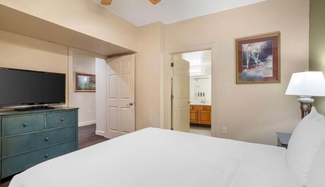 Spacious Gatlinburg Suite w/Balcony – Relax Amid Nature & Scenic Views