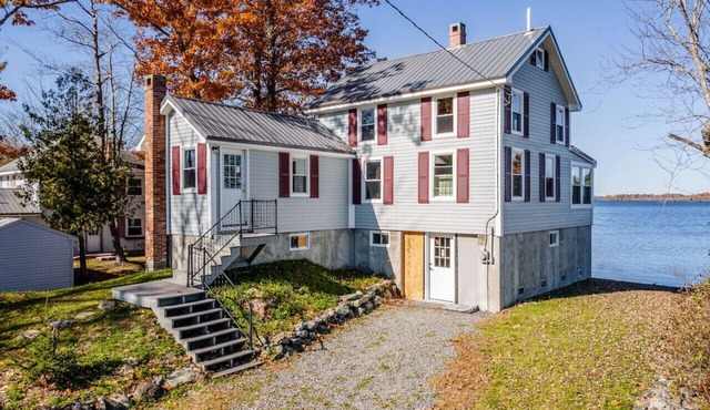 Spacious Lakeside Retreat: 4-Bedroom Game Room