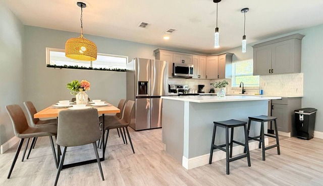 Spacious Modern, King bed, Game room & more