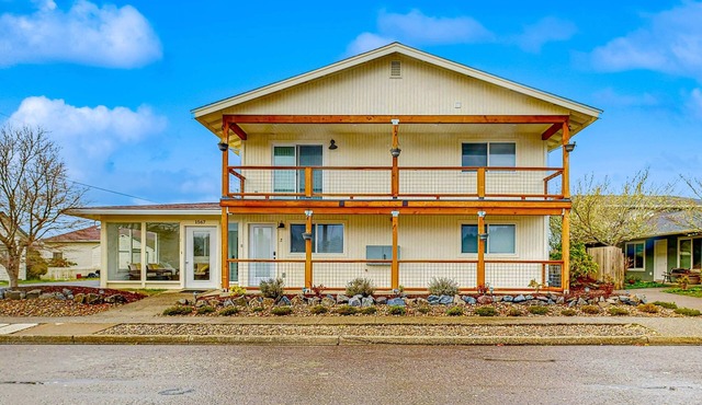 Spacious multi-unit coastal getaway, close to the river and downtown, with WiFi in Florence