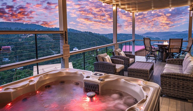 SPECTACULAR Modern Luxury Cabin! 2 Master Suites! Fire Pits! Huge Decks! VIEWS!