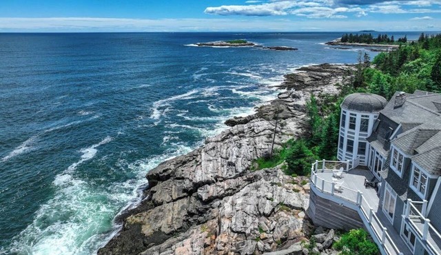 Spectacular oceanfront retreat with amazing views, sunroom & washer/dryer