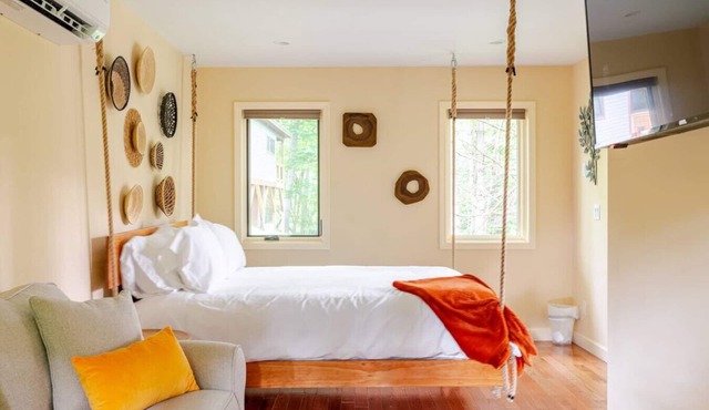 Spring in Mtns Poplar Treehouse Near Asheville - Pet Friendly
