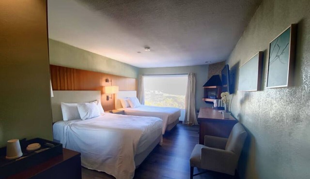 Standard Double Queen Relaxing Retreat w/Free Parking & Year-Round Activities