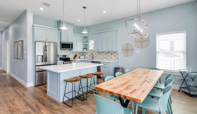 Steps to Coast! Beach Home w/2 Decks in Galveston