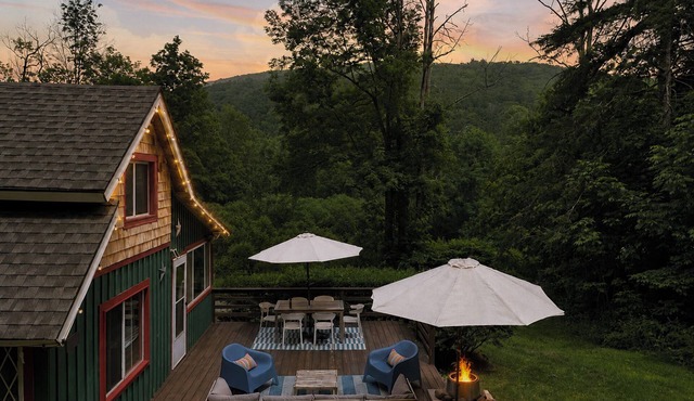 Storybook Creekside Retreat: family+dog friendly, 8 Acres + Epic Views