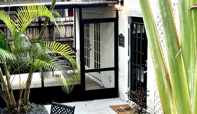 Studio with screened in porch within walking distance to downtown