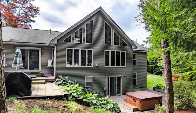 Stunning and Serene Springy Pond Gem; close to Acadia, Bar Harbor. Pets welcome!