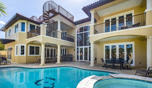 Stunning Beach House-Steps to Beach. Walk to restaurants, shops, bars, and park.
