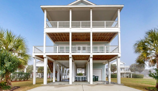 Stunning dog friendly home with beach view - steps to sand & restaurants