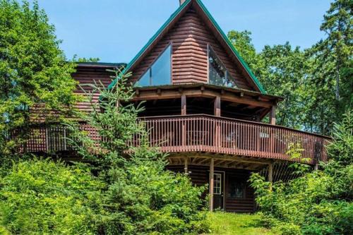 Stunning & Spacious Log Cabin in the Woods
