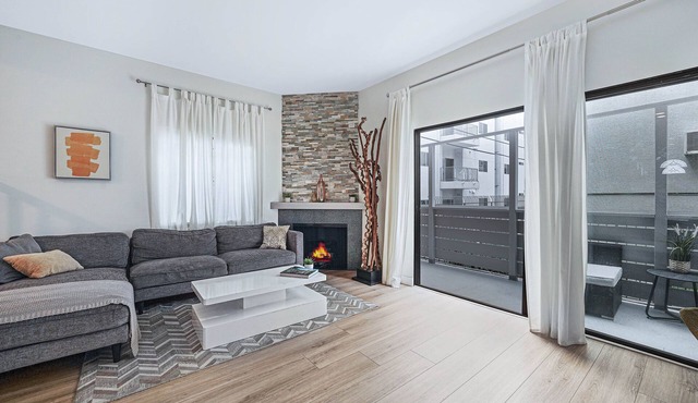 Stylish Modern Home ★ Heart of Hollywood & Walkable ★ 2 Private Car Spots