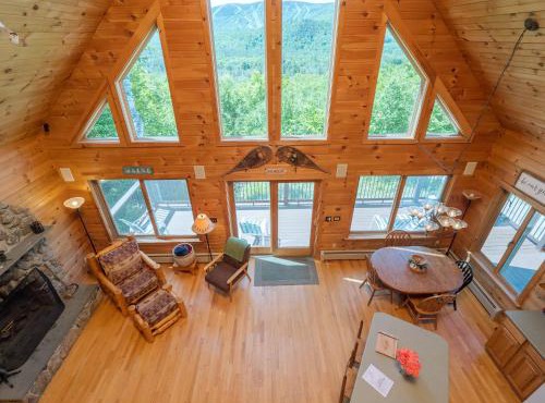 SUNDAY RIVER VIEWS! Minutes from the mountain!