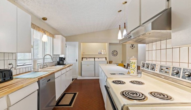 Sunlit 3-BDRM in Central Penfield - Fenced Yard!